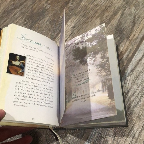 5/$10 Moments of Peace in the Presence of God hardback book - Picture 8 of 8